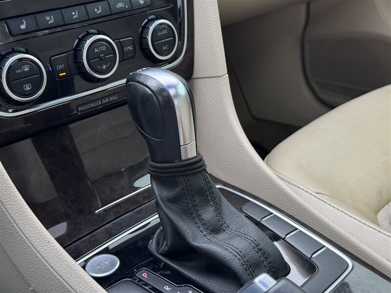 2014 Volkswagen Passat 3.6L V6 SEL Premium - Photo 16 - Grand Island, NE 68801