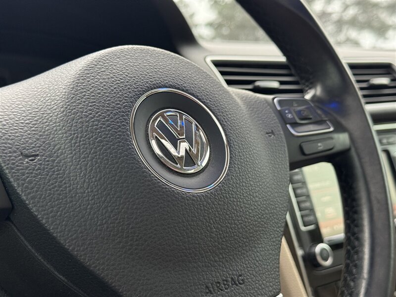 2014 Volkswagen Passat 3.6L V6 SEL Premium - Photo 12 - Grand Island, NE 68801