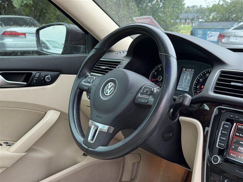2014 Volkswagen Passat 3.6L V6 SEL Premium - Photo 3 - Grand Island, NE 68801