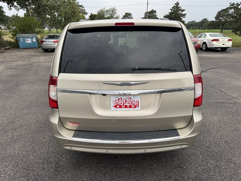2014 Chrysler Town & Country Touring - Photo 7 - Grand Island, NE 68801