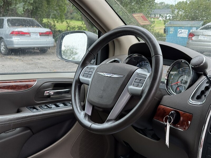 2014 Chrysler Town & Country Touring - Photo 3 - Grand Island, NE 68801