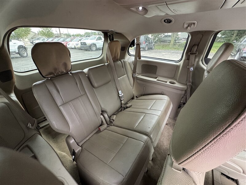 2014 Chrysler Town & Country Touring - Photo 10 - Grand Island, NE 68801