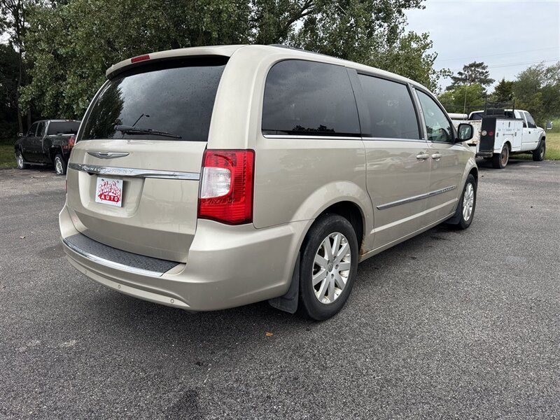 2014 Chrysler Town & Country Touring - Photo 8 - Grand Island, NE 68801