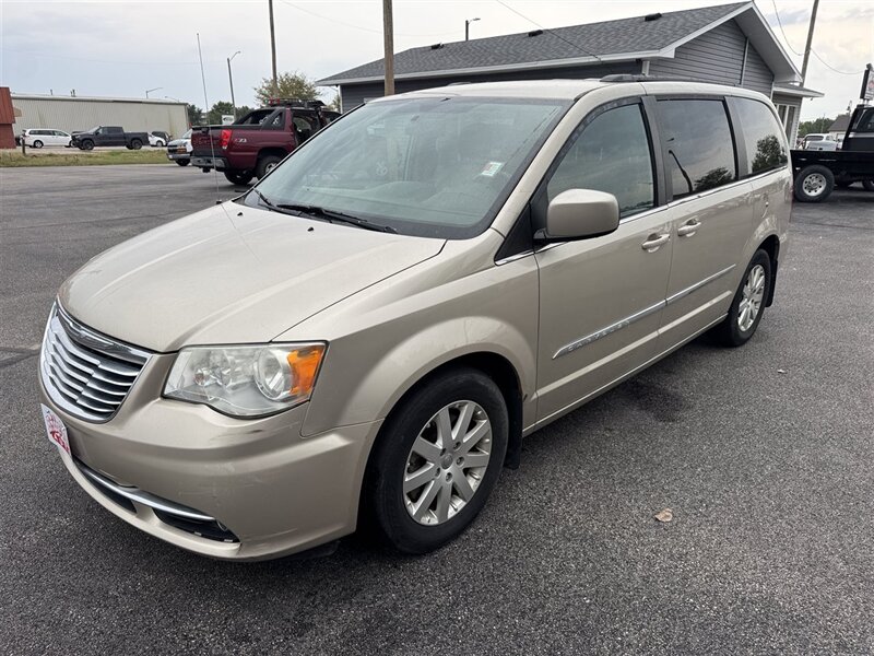 2014 Chrysler Town & Country Touring - Photo 5 - Grand Island, NE 68801