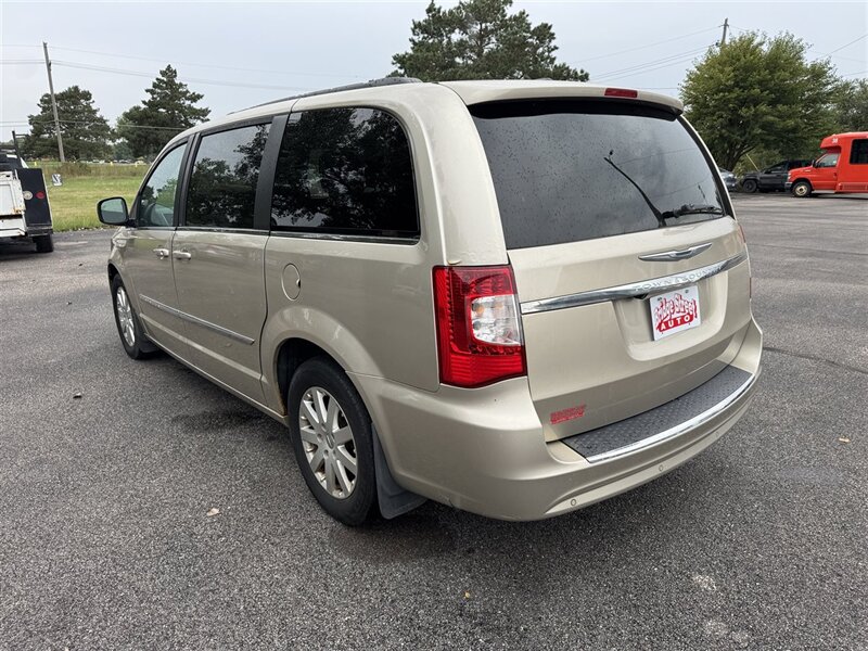 2014 Chrysler Town & Country Touring - Photo 6 - Grand Island, NE 68801