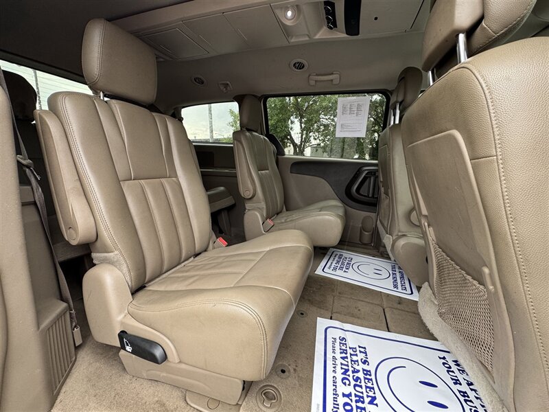 2014 Chrysler Town & Country Touring - Photo 9 - Grand Island, NE 68801