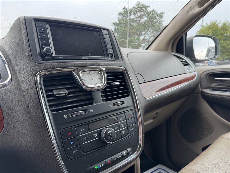 2014 Chrysler Town & Country Touring - Photo 17 - Grand Island, NE 68801