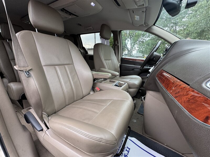 2014 Chrysler Town & Country Touring - Photo 11 - Grand Island, NE 68801