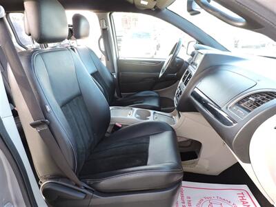 2017 Dodge Grand Caravan SXT   - Photo 10 - Lexington, NE 68850