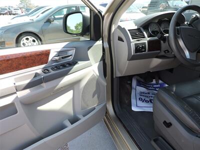 2010 Chrysler Town & Country Touring   - Photo 18 - Lexington, NE 68850