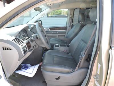 2010 Chrysler Town & Country Touring   - Photo 9 - Lexington, NE 68850