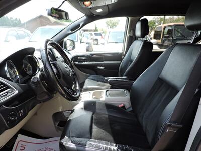 2017 Dodge Grand Caravan SXT   - Photo 9 - Kearney, NE 68847