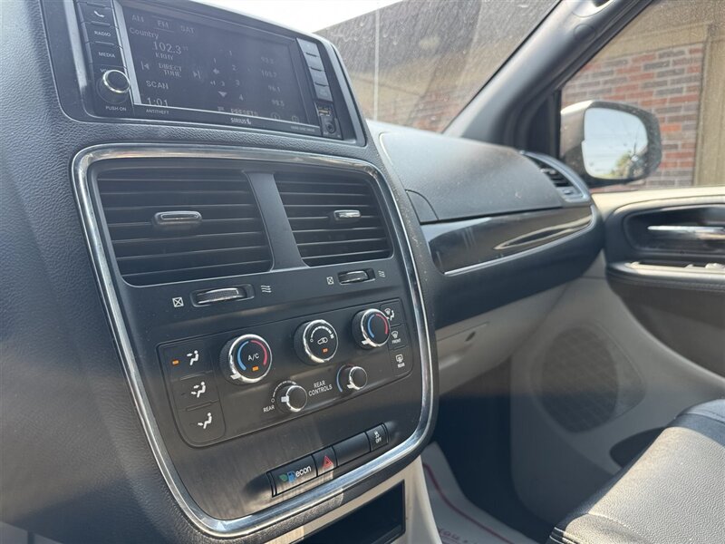 2017 Dodge Grand Caravan SXT - Photo 18 - Kearney, NE 68847