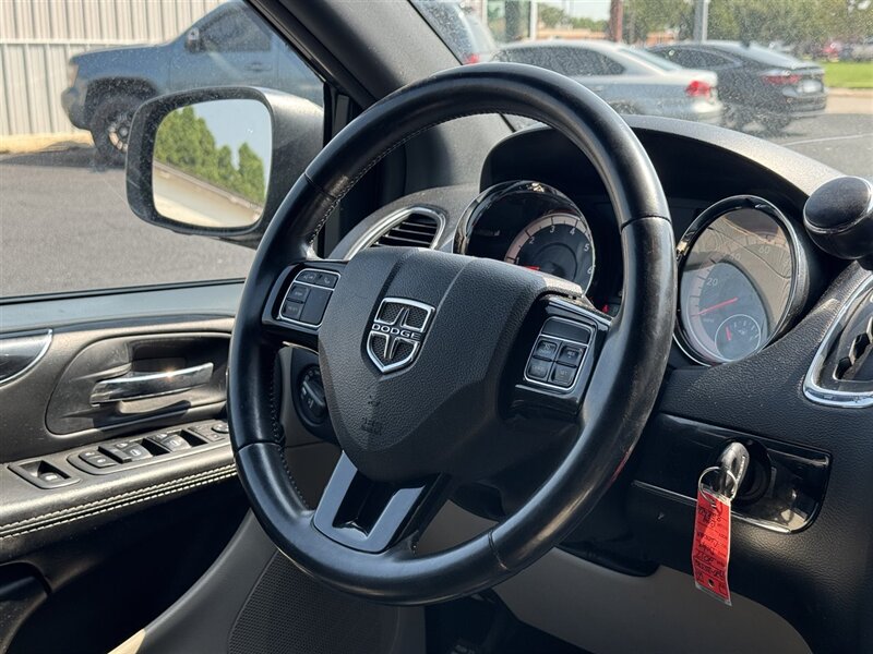 2017 Dodge Grand Caravan SXT - Photo 3 - Kearney, NE 68847
