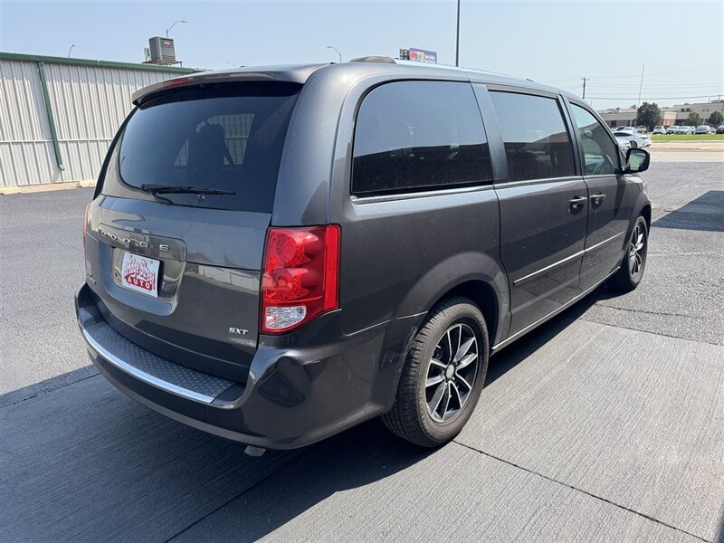 2017 Dodge Grand Caravan SXT - Photo 6 - Kearney, NE 68847