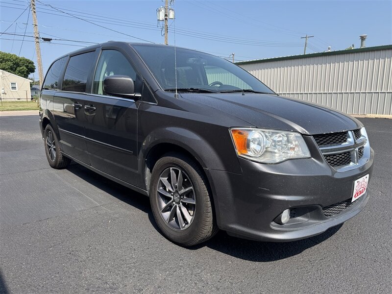 2017 Dodge Grand Caravan SXT - Photo 2 - Kearney, NE 68847