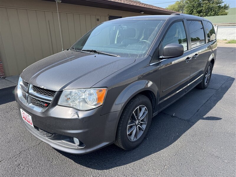 2017 Dodge Grand Caravan SXT - Photo 5 - Kearney, NE 68847