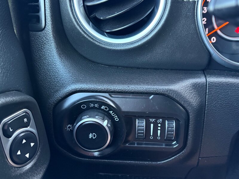 2018 Jeep Wrangler Unlimited Sahara - Photo 15 - Midlothian, IL 60445