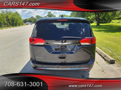 2020 Chrysler Pacifica Touring   - Photo 6 - Midlothian, IL 60445