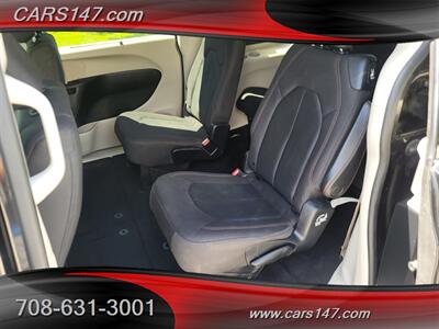 2020 Chrysler Pacifica Touring   - Photo 12 - Midlothian, IL 60445