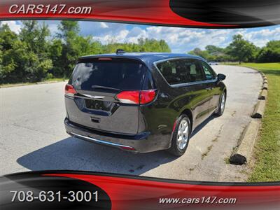 2020 Chrysler Pacifica Touring   - Photo 5 - Midlothian, IL 60445