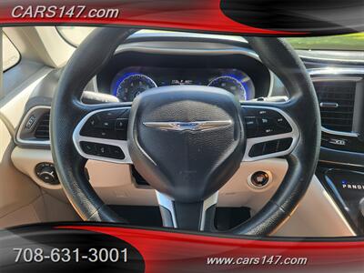 2020 Chrysler Pacifica Touring   - Photo 19 - Midlothian, IL 60445