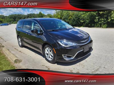 2020 Chrysler Pacifica Touring   - Photo 3 - Midlothian, IL 60445