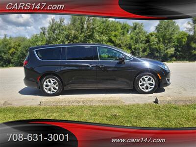2020 Chrysler Pacifica Touring   - Photo 4 - Midlothian, IL 60445