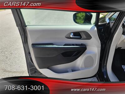 2020 Chrysler Pacifica Touring   - Photo 11 - Midlothian, IL 60445