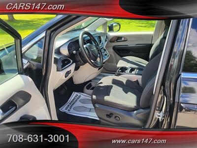 2020 Chrysler Pacifica Touring   - Photo 10 - Midlothian, IL 60445