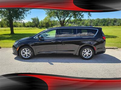 2020 Chrysler Pacifica Touring   - Photo 2 - Midlothian, IL 60445