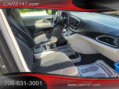 2020 Chrysler Pacifica Touring   - Photo 14 - Midlothian, IL 60445