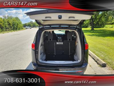 2020 Chrysler Pacifica Touring   - Photo 8 - Midlothian, IL 60445