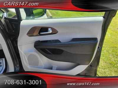 2020 Chrysler Pacifica Touring   - Photo 15 - Midlothian, IL 60445