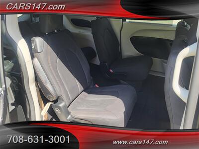 2020 Chrysler Pacifica Touring   - Photo 13 - Midlothian, IL 60445