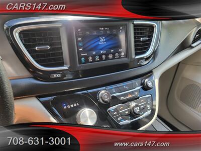 2020 Chrysler Pacifica Touring   - Photo 20 - Midlothian, IL 60445