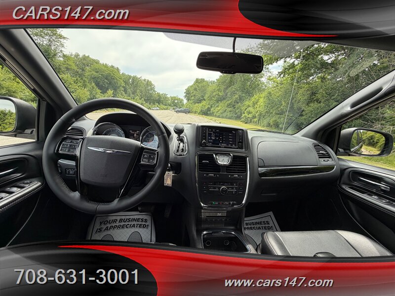2016 Chrysler Town and Country S - Photo 10 - Midlothian, IL 60445