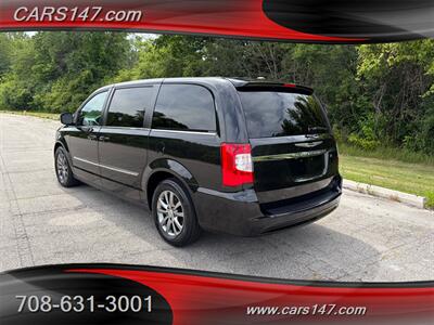 2016 Chrysler Town and Country S - Photo 3 - Midlothian, IL 60445