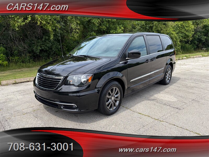 2016 Chrysler Town and Country S   - Photo 1 - Midlothian, IL 60445