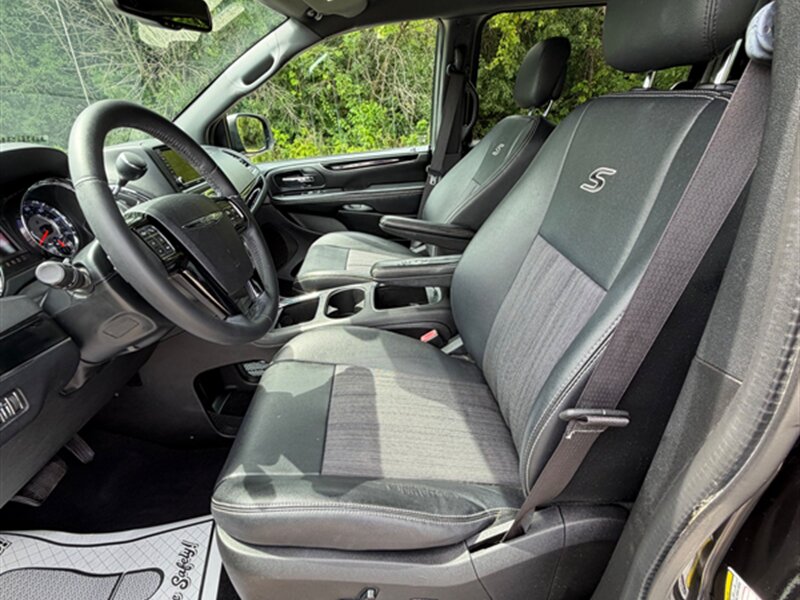 2016 Chrysler Town and Country S - Photo 17 - Midlothian, IL 60445