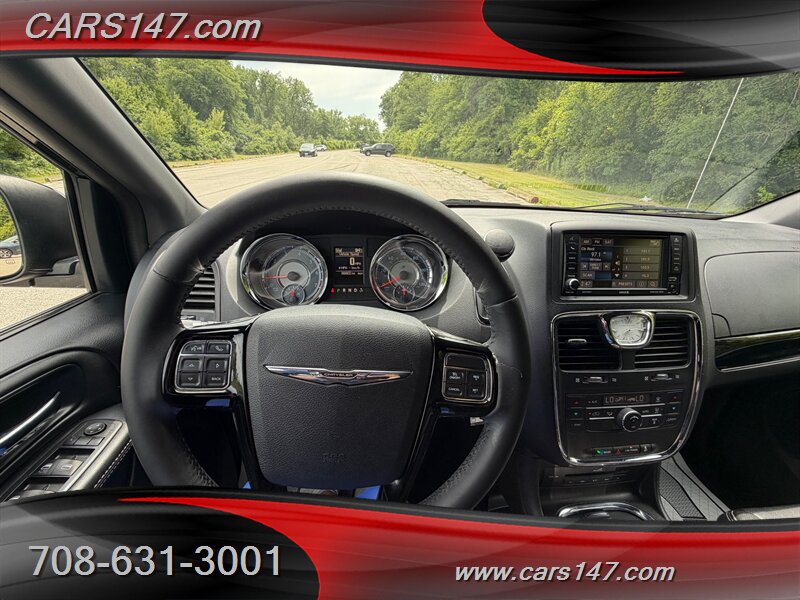 2016 Chrysler Town and Country S - Photo 13 - Midlothian, IL 60445
