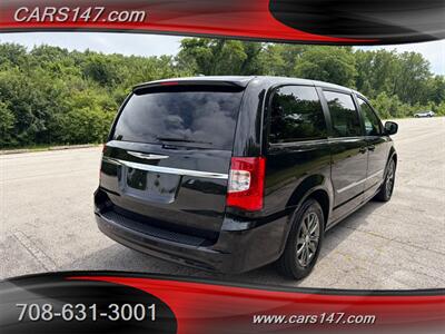 2016 Chrysler Town and Country S - Photo 5 - Midlothian, IL 60445