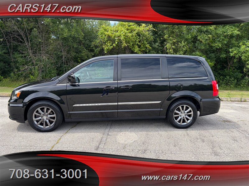 2016 Chrysler Town and Country S - Photo 2 - Midlothian, IL 60445