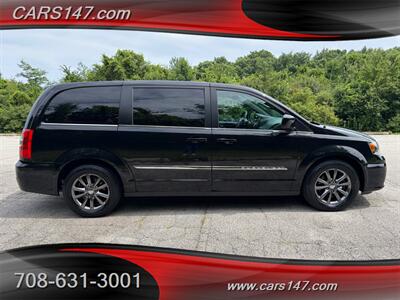 2016 Chrysler Town and Country S - Photo 6 - Midlothian, IL 60445