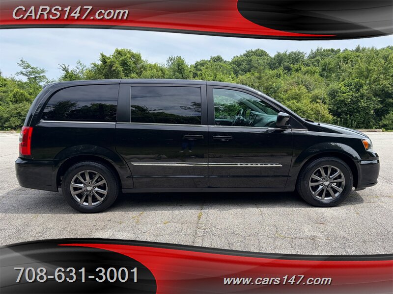 2016 Chrysler Town and Country S - Photo 6 - Midlothian, IL 60445