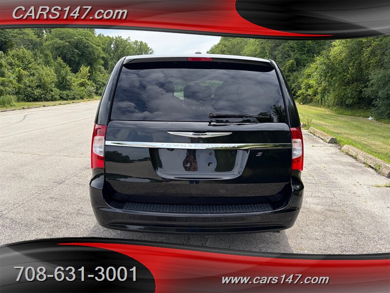 2016 Chrysler Town and Country S - Photo 4 - Midlothian, IL 60445