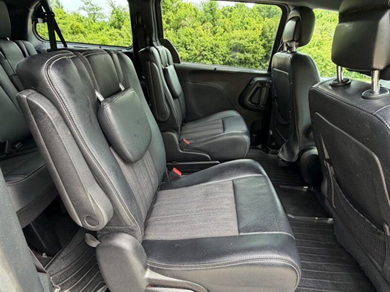 2016 Chrysler Town and Country S - Photo 19 - Midlothian, IL 60445