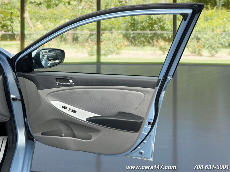 2013 Hyundai Accent SE photo 16