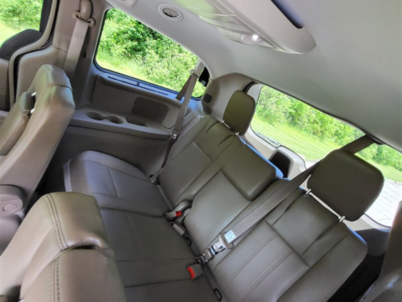 2015 Chrysler Town and Country Touring-L - Photo 25 - Midlothian, IL 60445