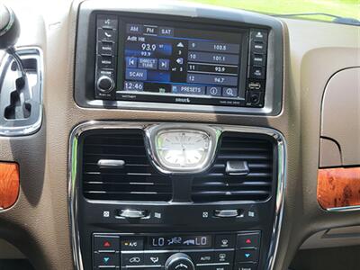 2015 Chrysler Town and Country Touring-L - Photo 16 - Midlothian, IL 60445